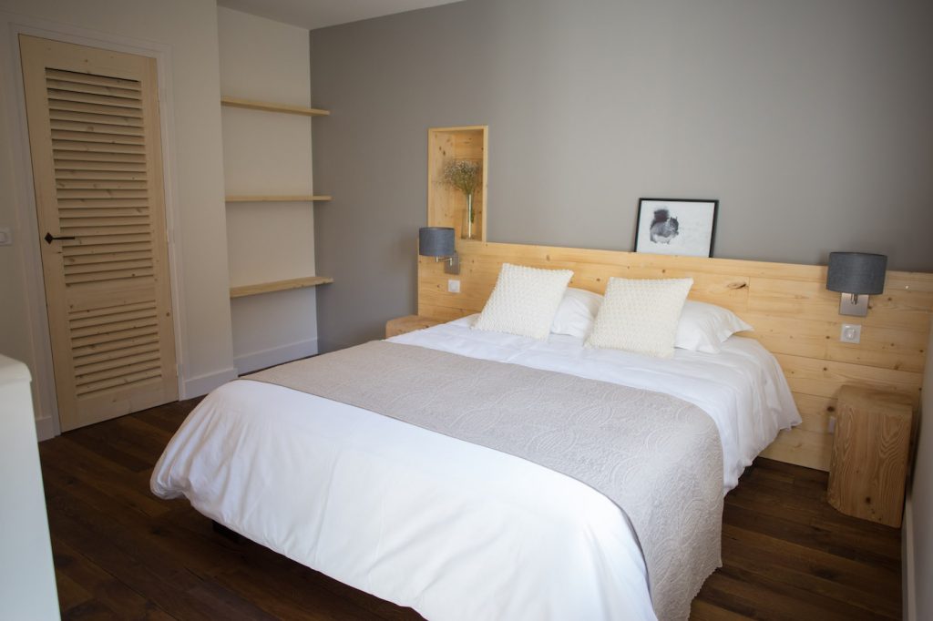 Chambre avec lit queen size du Nid de l'Hirondelle