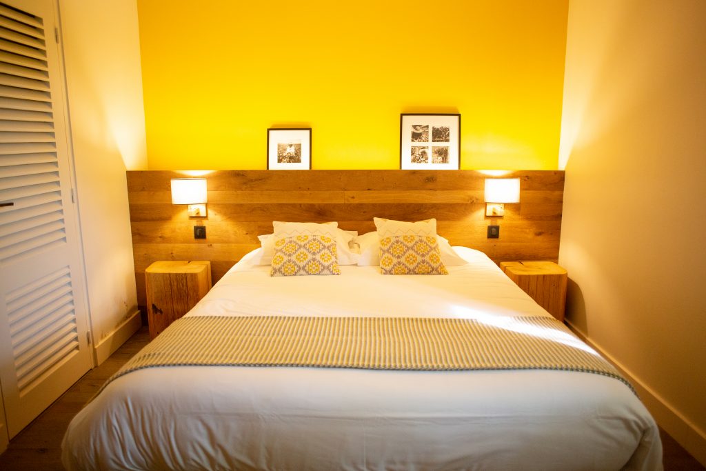 Chambre double du Grain de Blé avec mur jaune