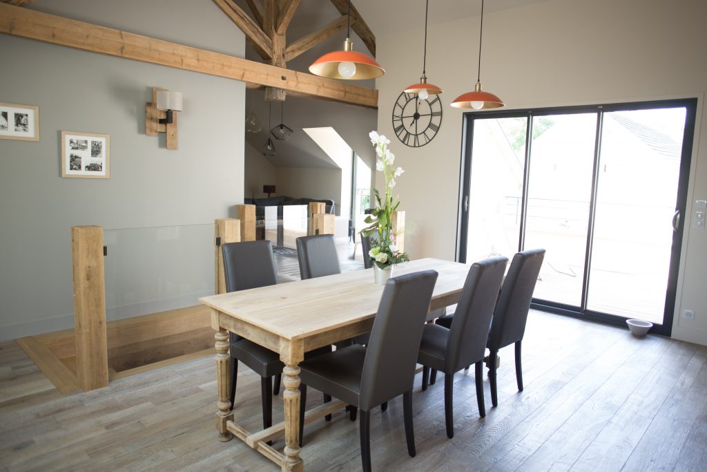 Salle à manger sous la charpente du Casse-Noisette, gîte 6 personnes près de Beaune