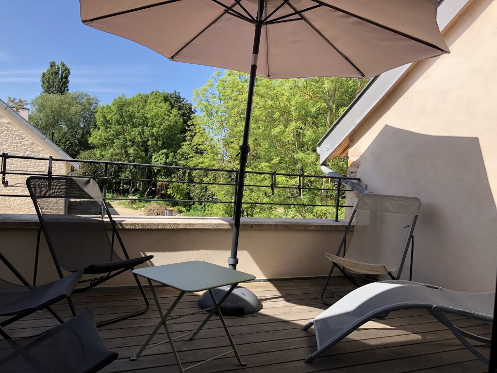 Terrasse plein sud du Casse-Noisette avec vue sur les arbres