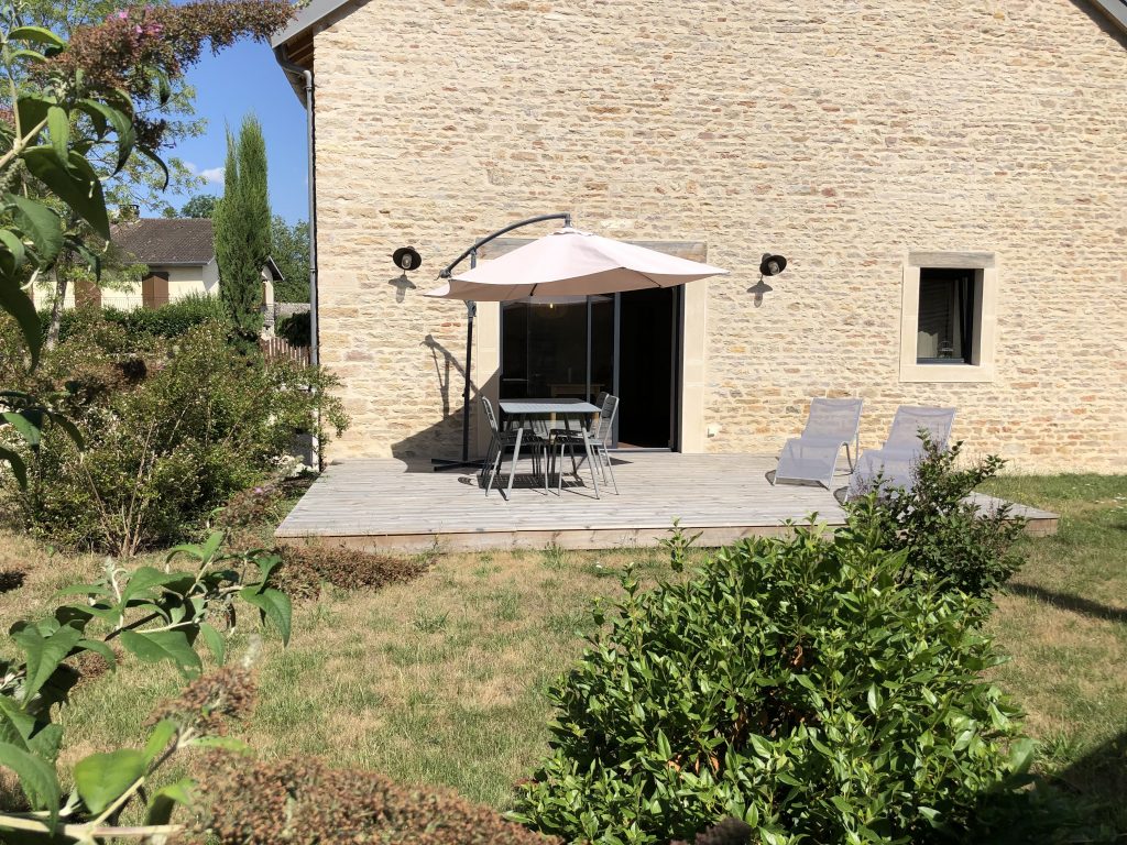 Terrasse et jardin d'un gîte de La Grange aux Écureuils à Levernois